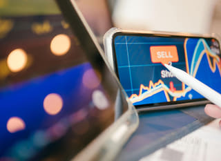 Trader multimecado analizando opciones de Bitcoin, Ethereum y forex