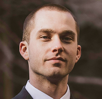 Thomas Whitfield en un retrato como analista de comercio de criptomonedas y experto en el mercado cripto